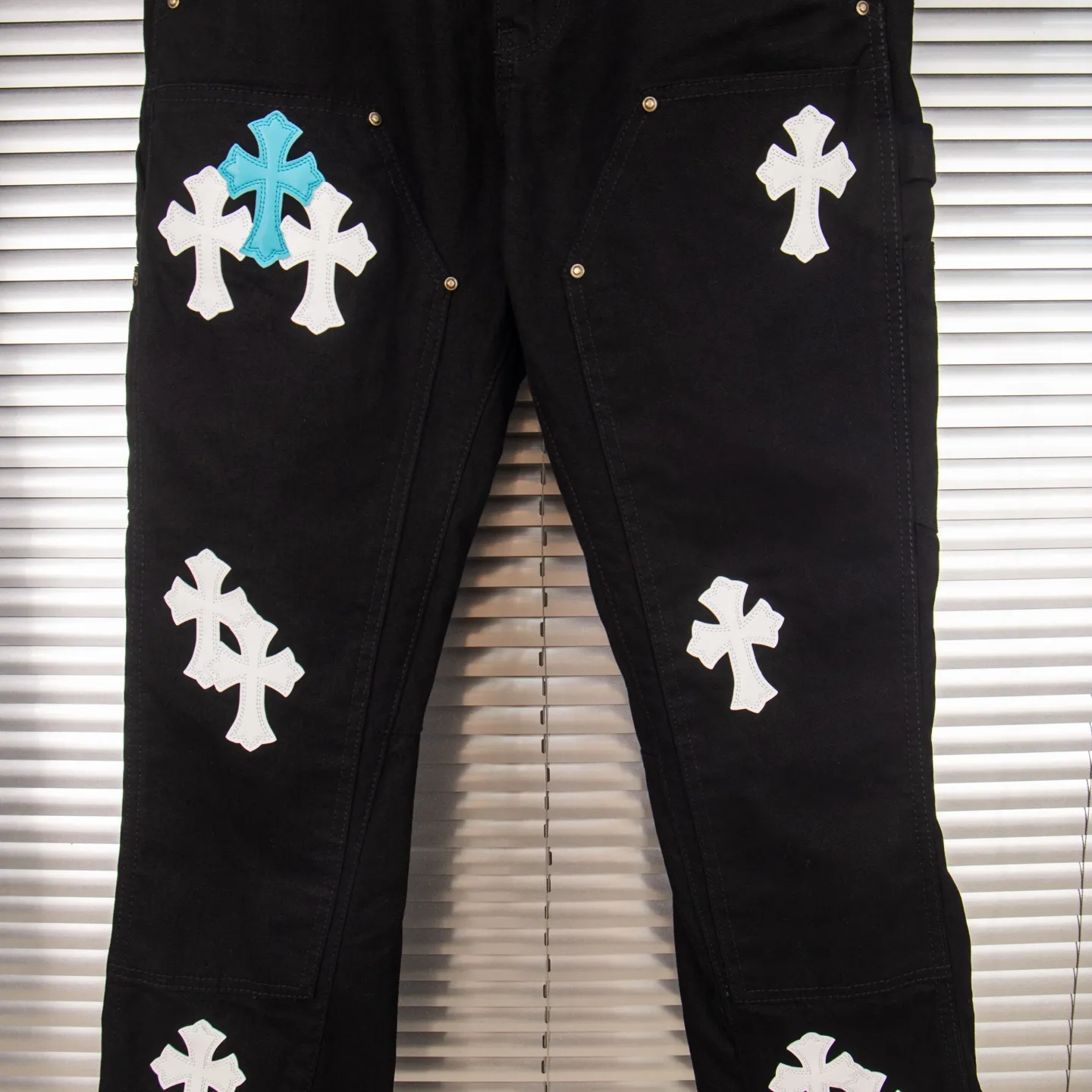 P260 Chrome Hearts co-branded Carhartt zipper leather jeans, priced at 16W+, patchwork cross pattern embellishment, high-waisted washed jeans! ! Absolutely high-end luxury products, 8W+ level god-level single products, super popular products, made with top heavy industry, a magic weapon that cannot be missed. About Kroxin This is an extremely luxurious fashion brand, which can also be called the nobles of the high street. It has always been an exclusive brand for some hipsters or the rich second generation. Compared with ordinary high streets, it is more luxurious and noble. Compared with luxury brands, it has a more fashionable personality and has always been a brand that I have a special liking for. Style number: 1772# Size: 28 30 32 34 36